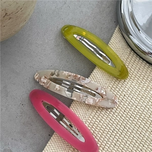 Set di tre fermagli per capelli ovali in acetato nei colori verde, marmo e magenta
