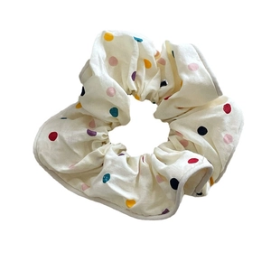 Chouchou chic blanc cassé à pois colorés pour coiffure élégante en queue de cheval