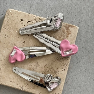 Barrettes à cheveux en forme de cœur argenté et rose avec strass sur plateau