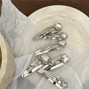 Elegante juego de 6 clips para el cabello de plata con estrellas y perlas en una bandeja