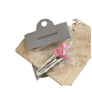 Barrette coeur rose en résine avec zircon sur base métallique ondulée argentée