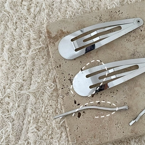 Dettaglio del fermaglio per capelli ondulato in lega d'argento e clip a goccia su pietra