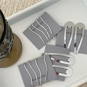 Set di fermagli per capelli in metallo argentato ondulato con clip a goccia su scheda