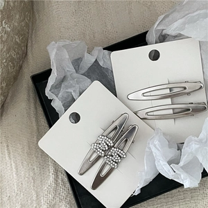 Minimalistisches silbernes Haarspangen-Set mit Strass H-Buchstaben und Blattform