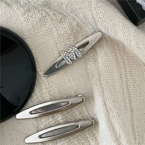 Haarklammer-Set aus Silberlegierung mit M-Strassbuchstabe und glatten Entenschnabelclips