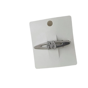Silberne Haarklammer mit hohlem Design und glitzerndem M-Buchstaben aus Strasssteinen
