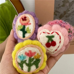 Handgefertigte Haargummis aus Wollfilz mit lila Blume und rosa Kirschherz