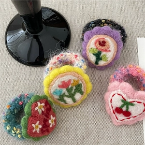 Süße Haargummis aus Wollfilz mit Blumen-, Erdbeer- und Kirschedesign für Mädchen