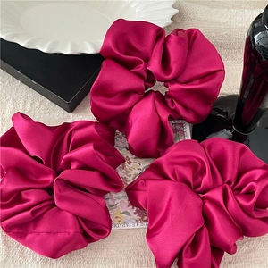 Drei hochwertige Satin-Haargummis in leuchtendem Drachenfrucht-Pink mit Seidenglanz