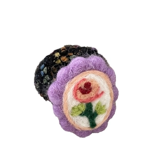 Süßer Wollfilz-Blumen-Haargummi mit lila Wellenrand und rosa Rosenstickerei-Details