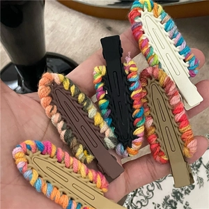 Fermagli per capelli colorati in lana intrecciata per uno stile dolce e acconciature