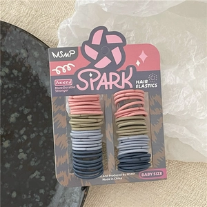 Detail of high-elasticity seamless baby hair ties in pastel colors and card packaging