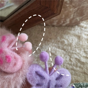 Vue macro détaillée de barrettes papillon colorées en peluche avec texture douce