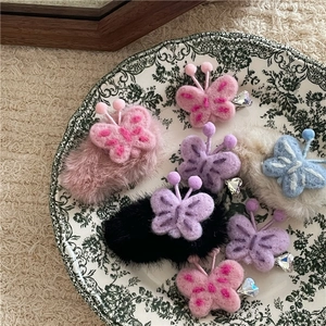 Barrettes à cheveux papillon en peluche avec broderie et strass dans un plat en céramique