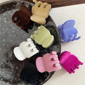 Dettaglio di mini mollette per capelli floccate in otto colori con texture vellutata