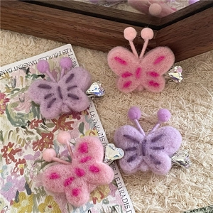 Lot de quatre barrettes papillon en peluche rose et violet avec broderie et strass brillants