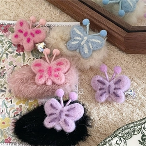 Détail macro de pinces à cheveux papillon en peluche avec fausse fourrure et cristaux