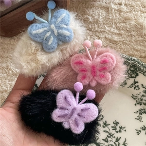 Trois pinces à cheveux papillon en peluche colorée avec fausse fourrure et broderies