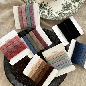 Lot de quatre chouchous en tricot élastique doux aux couleurs Morandi sur carte support