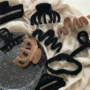 Elegant flocked wavy hair claw clips in black and coffee brown for winter hair styling