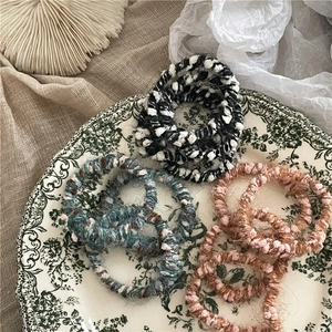 Chouchous en tricot épais colorés sur une assiette vintage avec fond esthétique