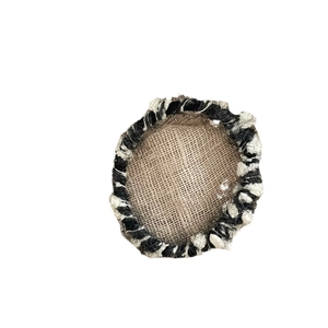 Élastique à cheveux artisanal en laine tricotée avec centre en jute et bordure bicolore