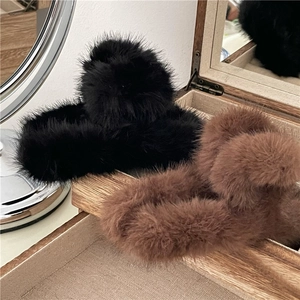 Pinza per capelli in finta pelliccia con ciondolo a cuore dorato per l'inverno