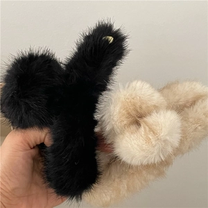 Pinze per capelli in finta pelliccia nera e crema con pendente a cuore dorato