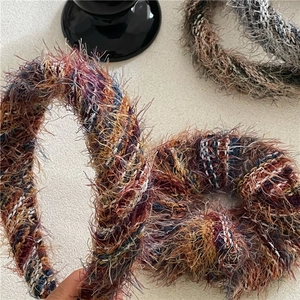 Detalle de la diadema bohemia de lana que muestra la textura suave de felpa y patrones étnicos