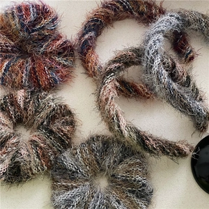Detalle de coleteros de felpa de invierno con textura suave de piel sintética en tonos tierra