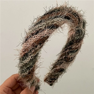 Detalle de una diadema ancha acolchada con tela de punto de felpa de colores vibrantes