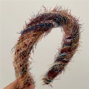 Detalle de diadema de peluche tejida con rayas de colores estilo étnico para invierno