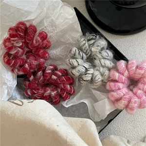 Lot de quatre chouchous spirales en laine pelucheuse tons rouges et gris pour l'hiver