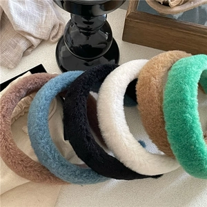 Détail de six serre-têtes en peluche colorée avec fourrure synthétique et rembourrage