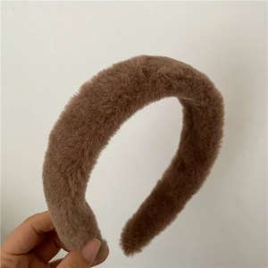 Vue détaillée du bandeau en peluche marron chameau montrant une texture douce d'hiver