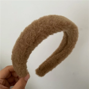 Gros plan d'un serre-tête en peluche marron doux avec texture polaire pour l'hiver