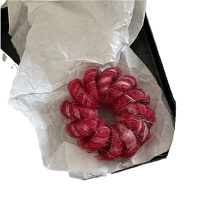Élastique à cheveux spirale en tricot rayé rouge et blanc avec texture douce en peluche
