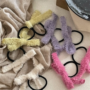 Chouchous en peluche avec nœud de couleur crème et tons doux pour coiffures d'hiver