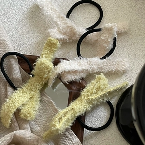 Détails d'élastiques à cheveux nœud en peluche crème et vert en laine douce