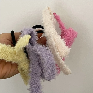 Chouchous en polaire pelucheuse avec nœud en jaune crème, violet, beige et rose