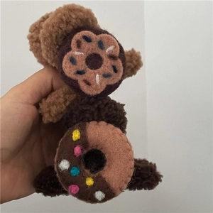 Détail de la pince à cheveux en peluche ours et donut en laine d'agneau synthétique