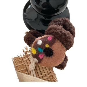 Chouchou en peluche marron mignon avec un beignet en feutre de laine et décor de pépites