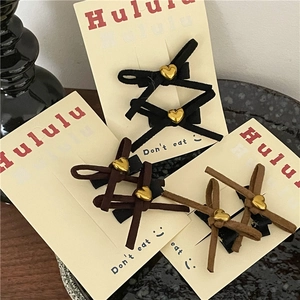 Set de barrettes à cheveux à nœud en daim avec détail cœur doré en trois couleurs