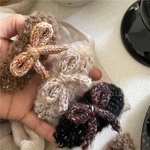 Lot de trois barrettes à cheveux avec nœuds tricotés en marron, beige et noir