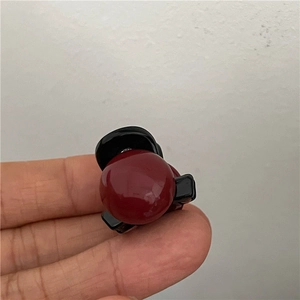 Dettaglio mini mollette per capelli con perle finte rosse e grigie in resina lucida