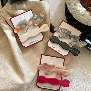 Lot de barrettes élégantes en acétate avec emblème doré et motifs marbrés variés