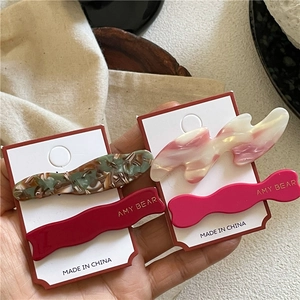 Lot de quatre barrettes à cheveux ondulées en acétate avec lettrage Amy Bear doré