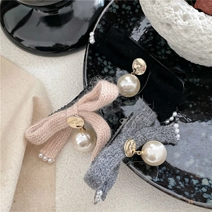 Knitted bow hair clips with imitation pearls and gold charms in pink and grey