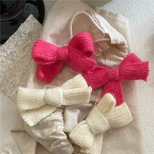 Gestrickte Haarklammern mit Schleife in Pink und Beige, handgefertigter Winterschmuck