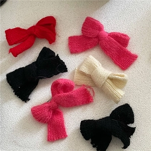 Set aus gestrickten Schleifen-Haarspangen in Rot, Rosa, Creme und Schwarz für Mädchen